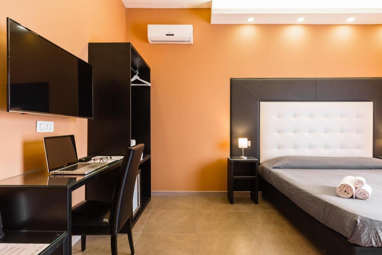 Bh Napoli Railway Hotel Екстериор снимка