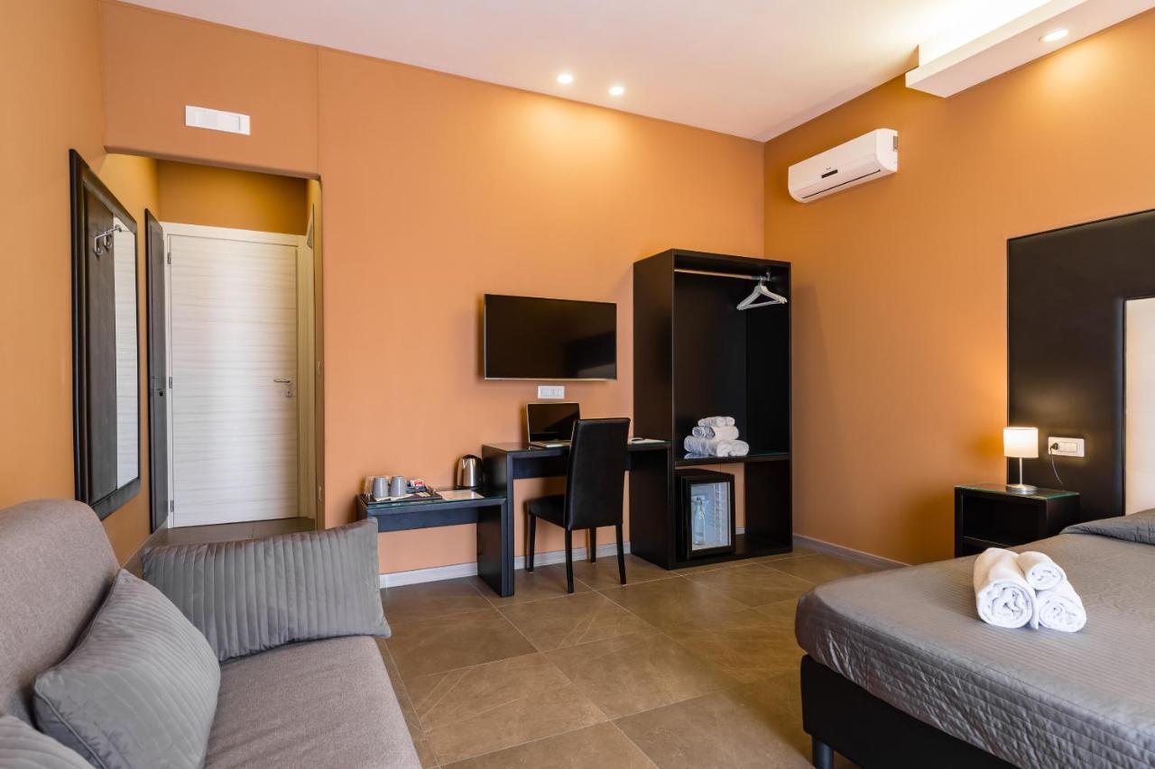 Bh Napoli Railway Hotel Екстериор снимка