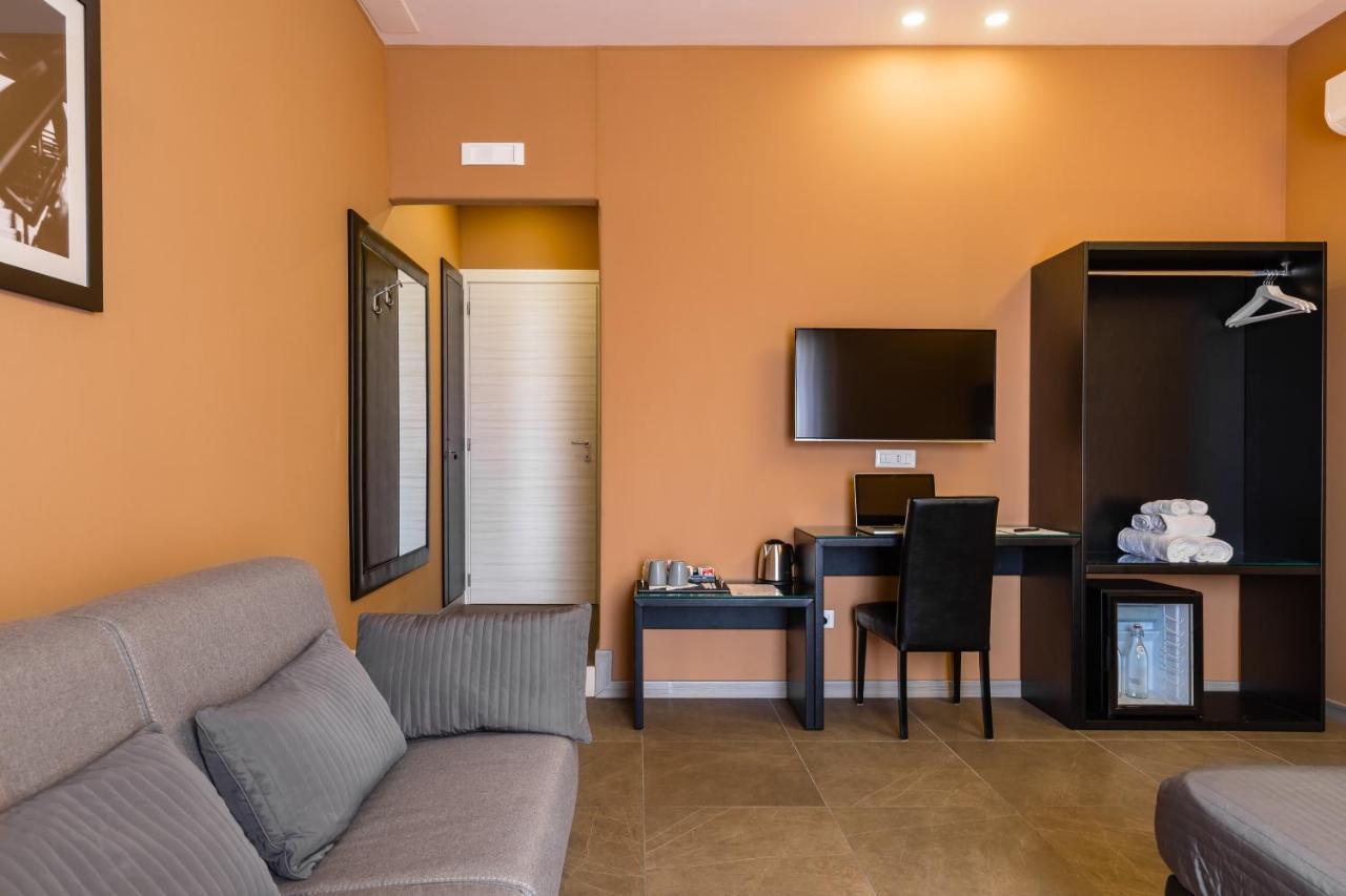 Bh Napoli Railway Hotel Екстериор снимка