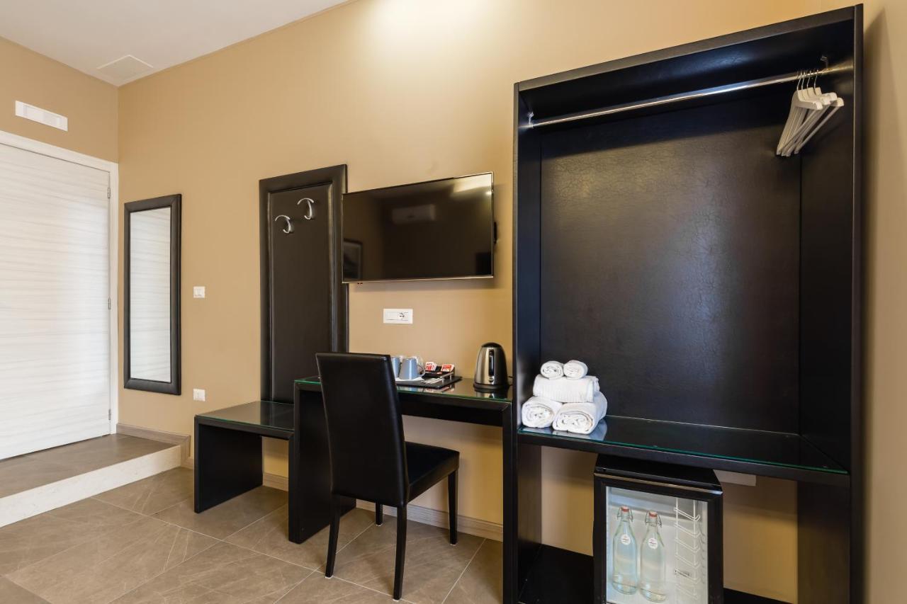 Bh Napoli Railway Hotel Екстериор снимка