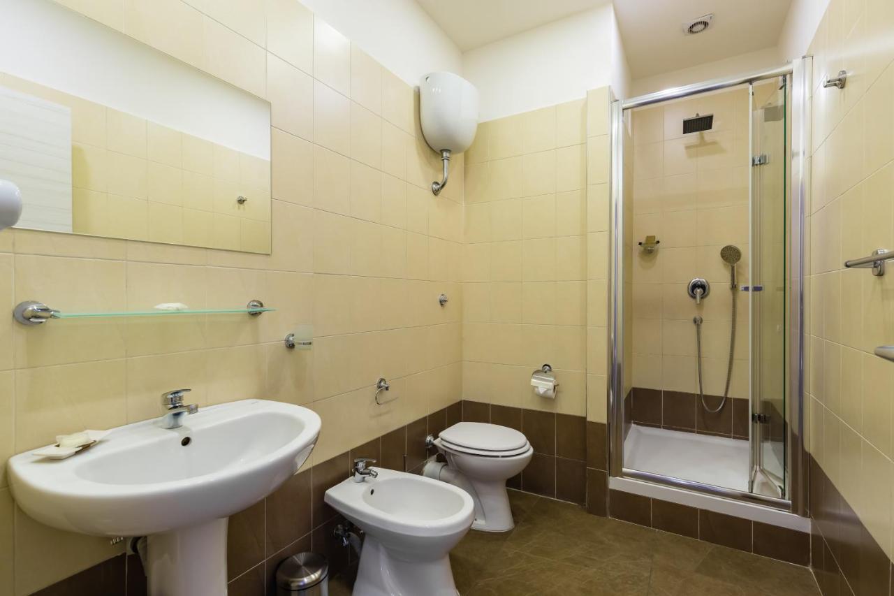 Bh Napoli Railway Hotel Екстериор снимка